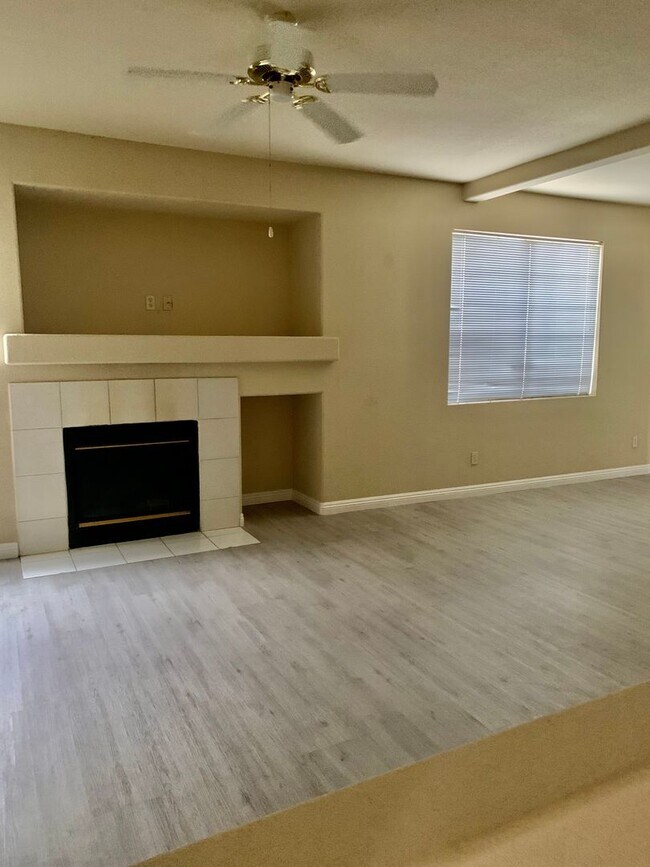 Building Photo - Must See Condo!