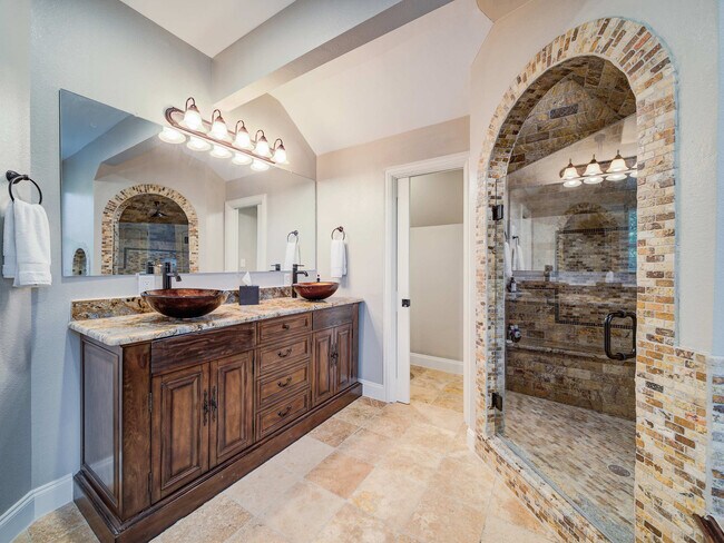 Building Photo - 200 Cove Dr