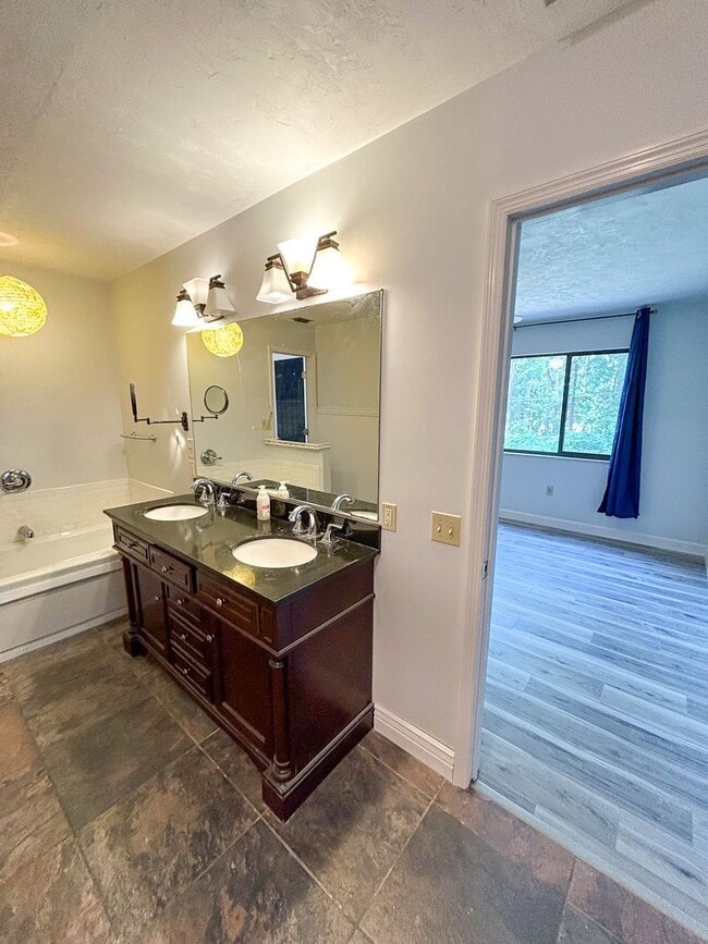 Building Photo - 1824 SW 35th Ave