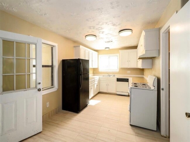 Building Photo - 501 Ladd St