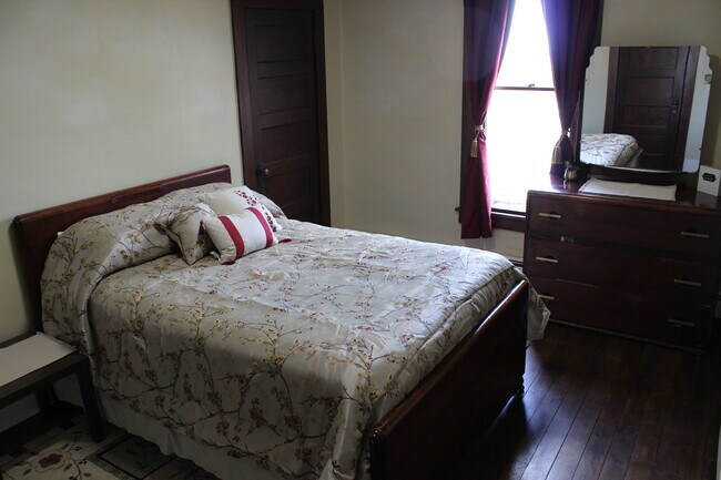 Building Photo - 521 Milwaukee St