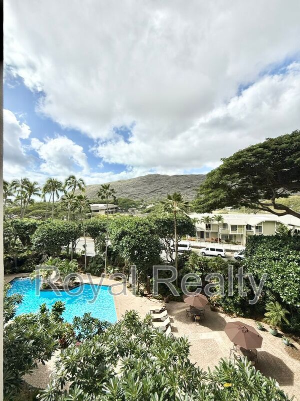 Building Photo - 555 Hahaione St