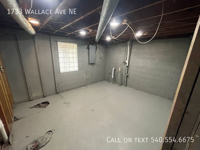 Building Photo - 1733 Wallace Ave NE