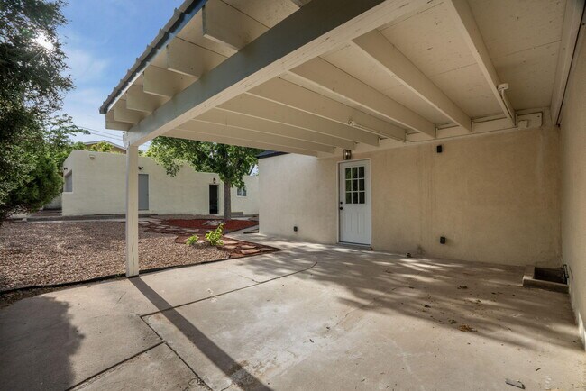 Building Photo - 219 Solano Dr SE
