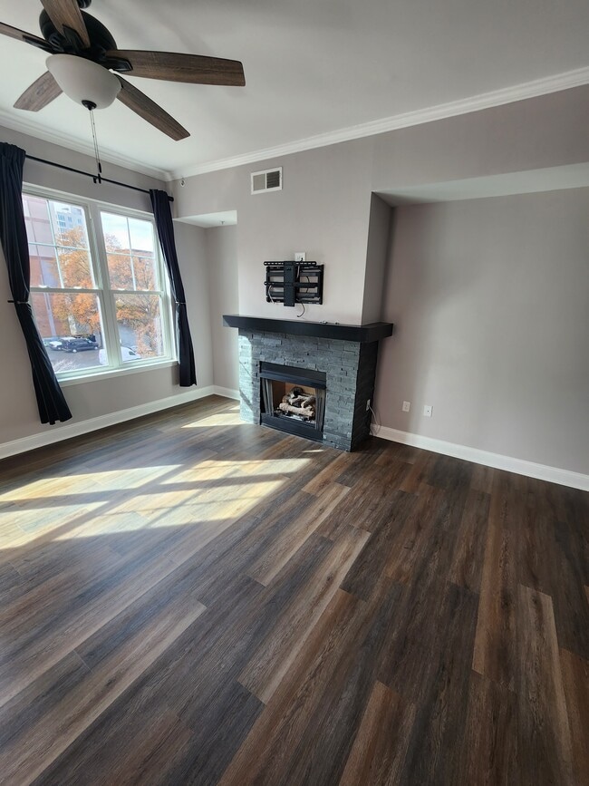 Building Photo - 405 W 7th St