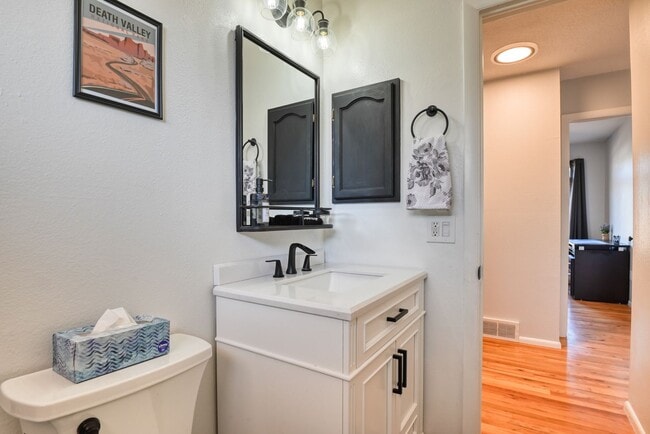 Building Photo - Cute 3 Bedroom Home in Central Colorado Sp...