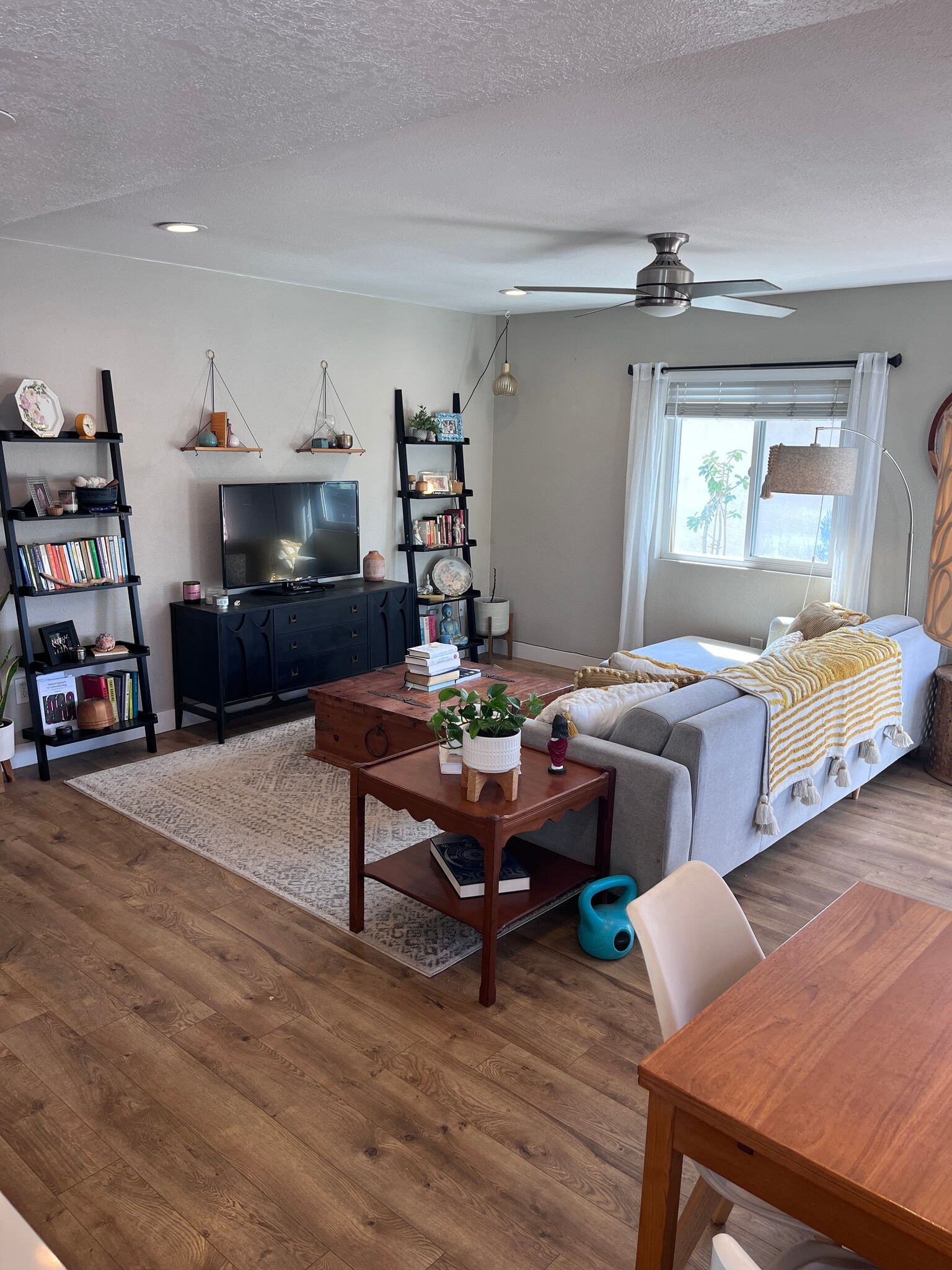 Living area - 3675 Cherokee Ave