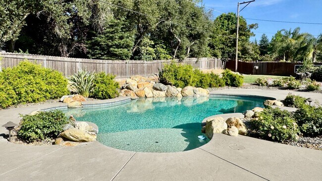 Building Photo - SINGLE STORY RESORT STYLE LIVING IN GRANIT...