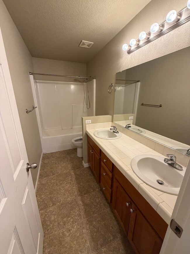 Building Photo - 3-Bed/2.5 Bath + Office & Bonus Room on Quiet Dead-End Street