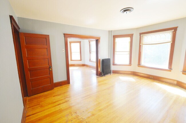 Building Photo - 53 Forest St