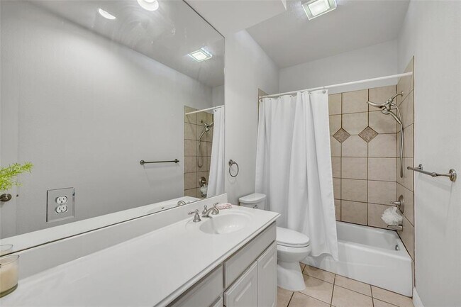 Building Photo - 5511 Oakwood Cove