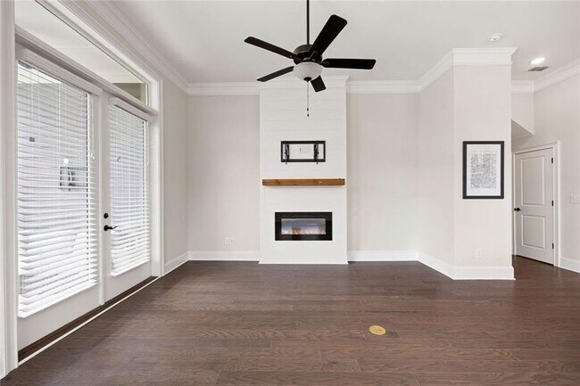 Building Photo - 109 Village Green Ave