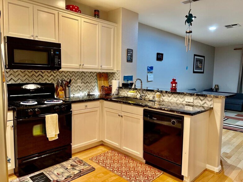 Building Photo - 2622 Baton Rouge Dr