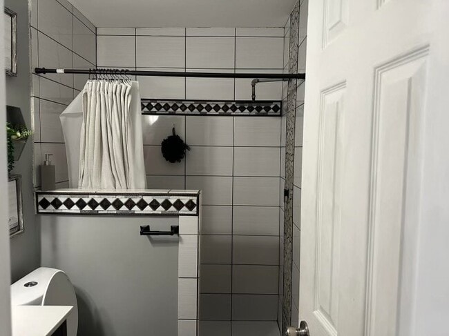 Building Photo - 919 Sam Houston St