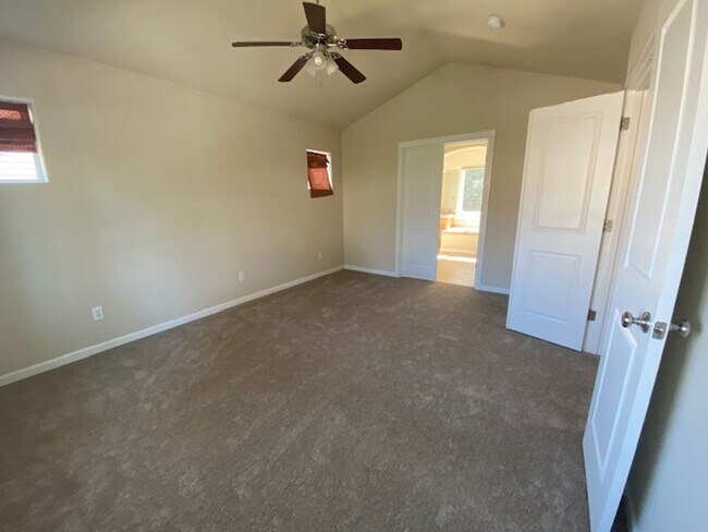 Building Photo - Large home SW Bend