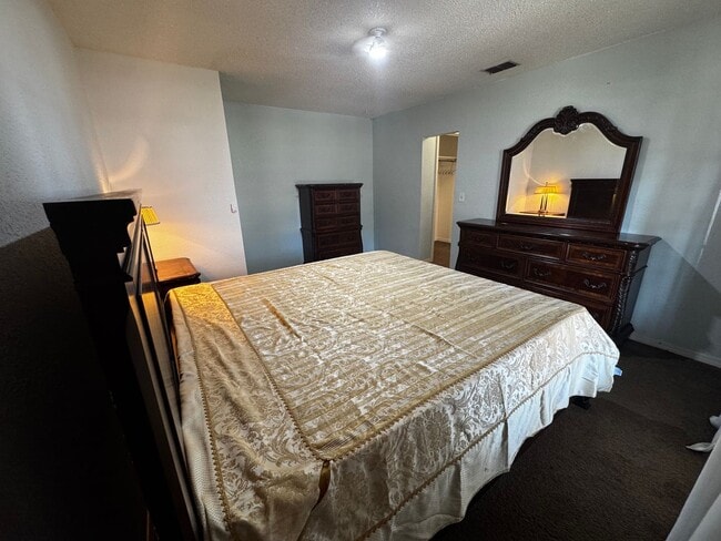 Building Photo - Charming Home with Mother in-Law Suite & Lake Access