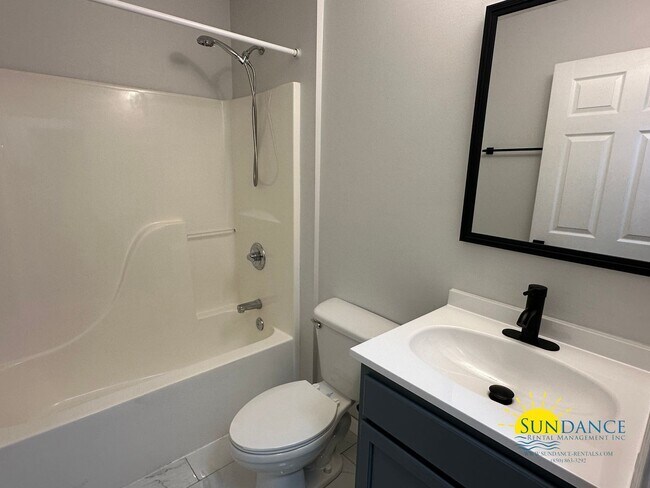 Building Photo - Pet Friendly Charming 3-Bedroom Home in Navarre!