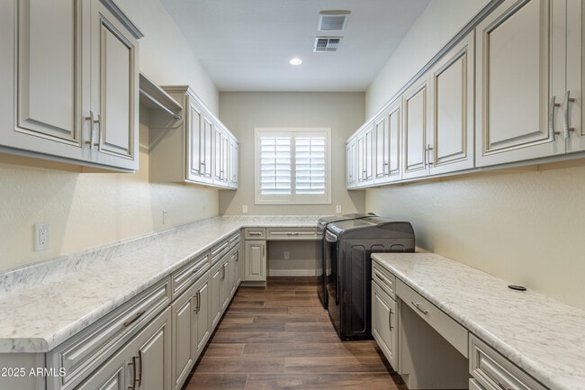 Building Photo - 70 E Kennedia Dr