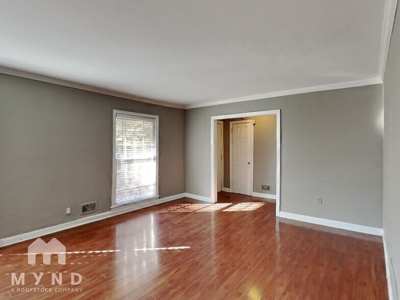 Building Photo - 990 Lynhurst Dr SW