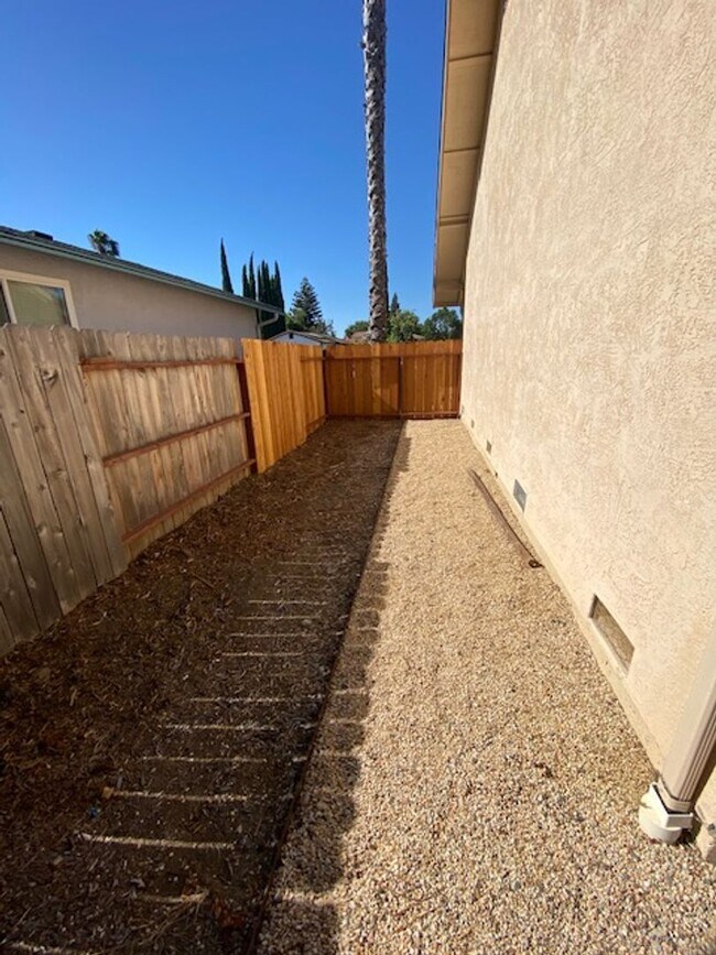 Building Photo - 1118 Woodridge Dr