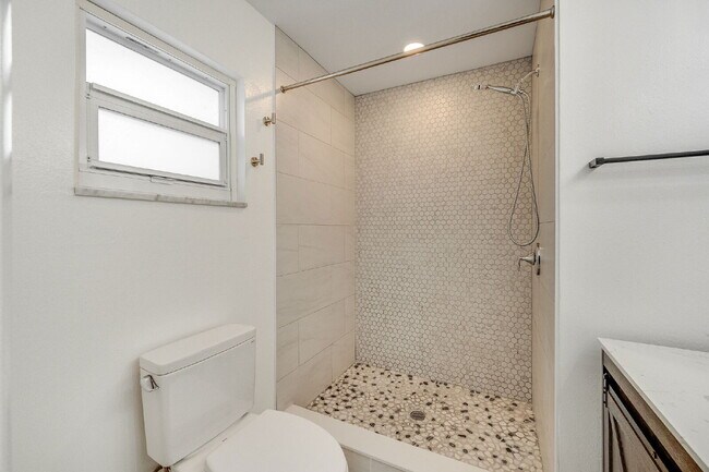 Building Photo - Beautiful 4 bedroom, 2 bathroom in Satellite Beach! NO HOA!!