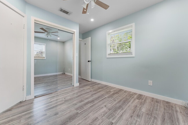 Building Photo - 856 SW Rustic Cir