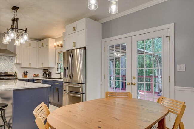 Building Photo - 4 bedroom 3 full bathroom home in heart of...