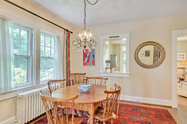 Building Photo - Charming & Pet-Friendly Downtown Gem