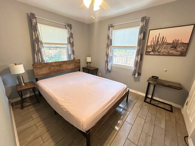 Building Photo - Beautifully Updated Furnished 2 Bed 1 Bath with Fenced Yard!