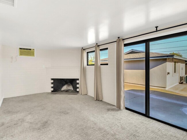 Building Photo - 544 W 17th Pl