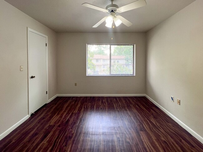 Building Photo - 2BR/1.5 Townhouse in Conveniently Located ...