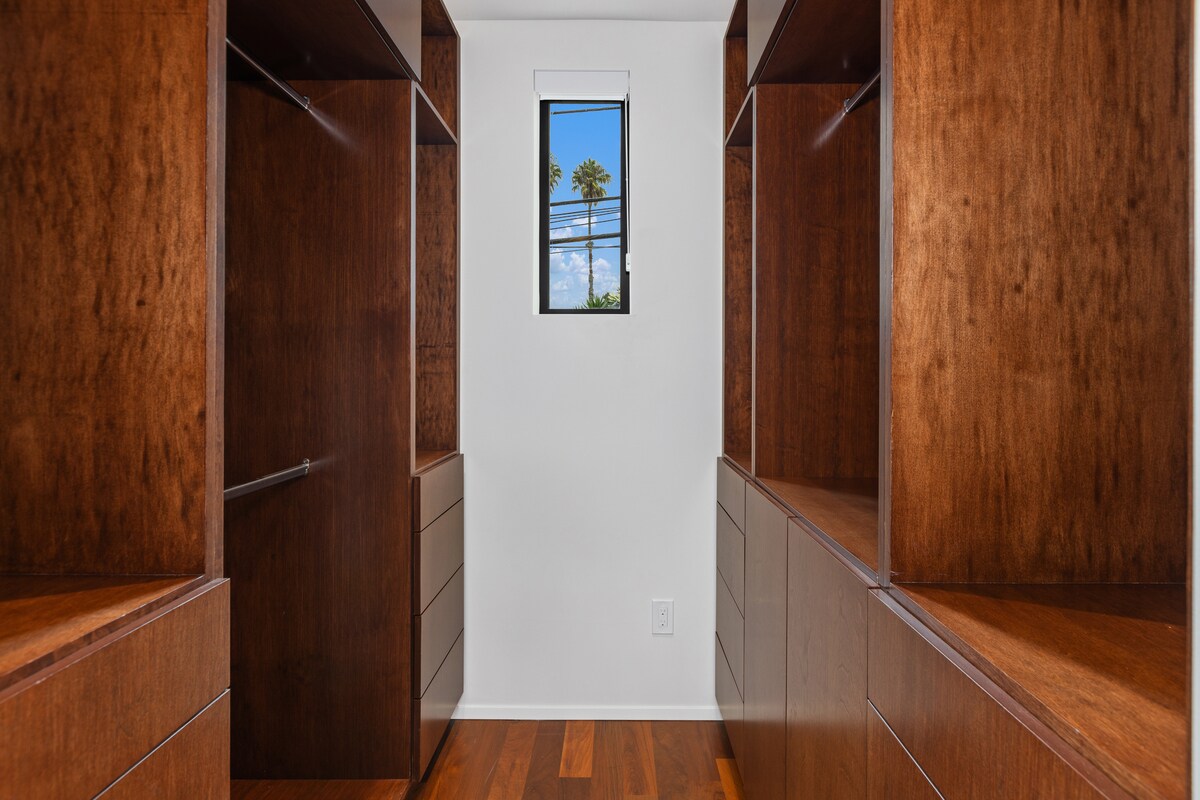 Master walk in closet. - 4640 Del Monte Ave