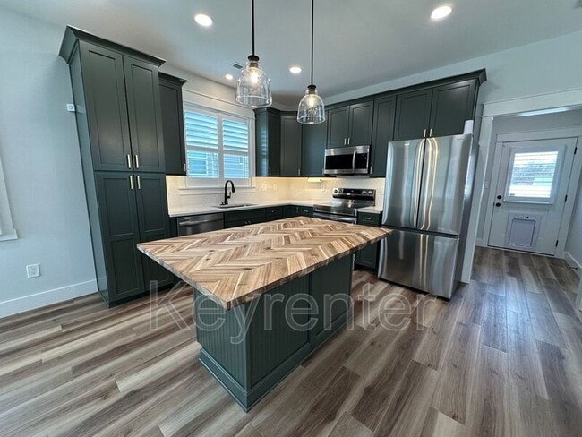 Building Photo - 210 7th St