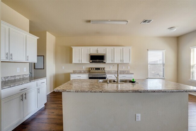 Building Photo - 301 Plum Dr