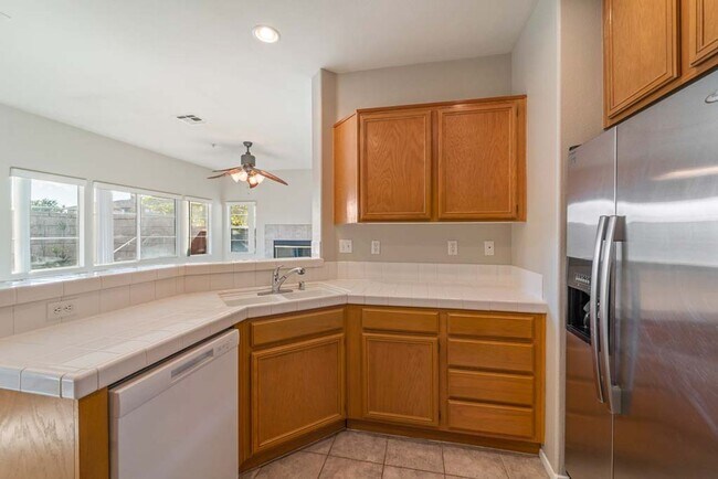 Building Photo - Gorgeous Town Home- Gated community- Pool