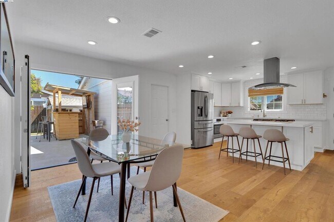 Building Photo - Live in a Modern Luxury 3BR/2BA Home with ...