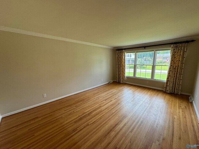 Building Photo - 816 Mira Vista Dr SE