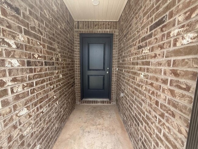 Building Photo - 16213 Maroon Dr