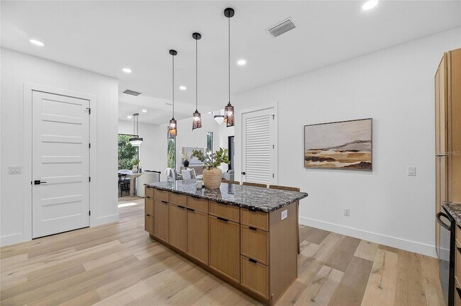 Building Photo - 2335 Oak Terrace