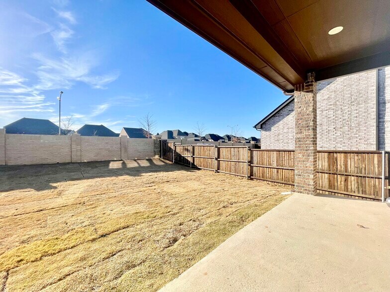 Building Photo - 16643 Chadwell Dr