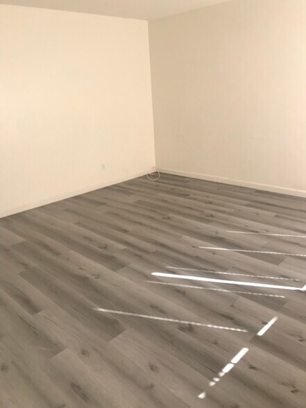 Building Photo - 16395 Village Dr