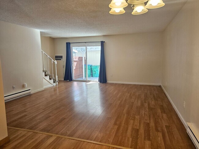 Building Photo - Southeast Reno Townhome - Close to Everyth...