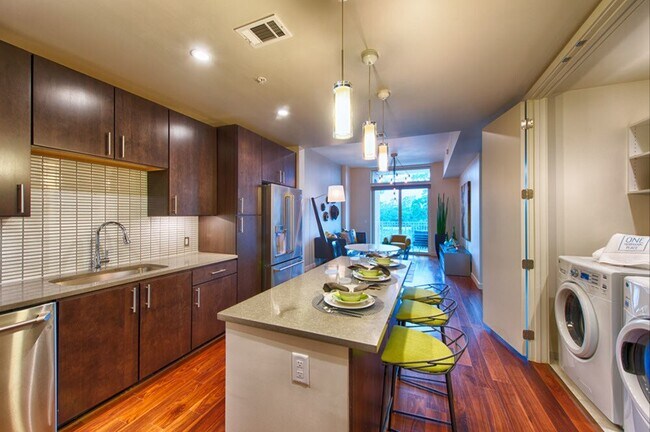 Building Photo - Spacious Apartment with Balcony & Pool!