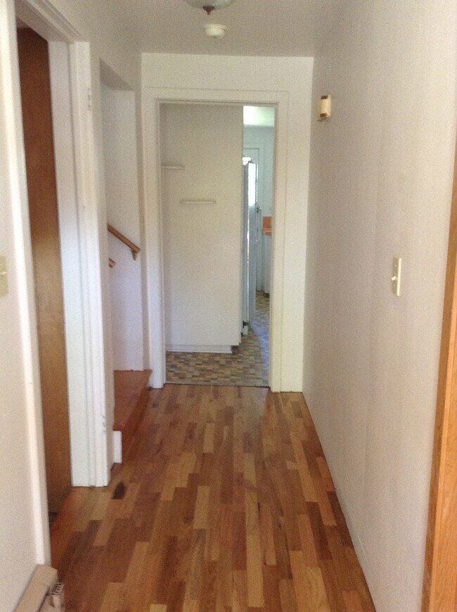 Building Photo - Beautiful 5 BR Campus Home w/Large Fenced Yard