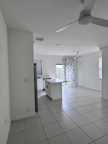 0pen concept floor - 11852 SW 245th Ter