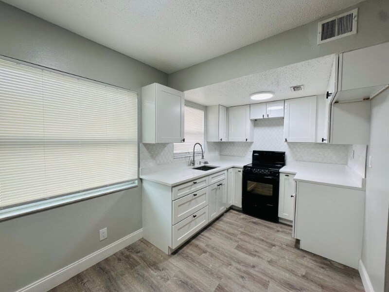 Building Photo - 618 93rd Ave N