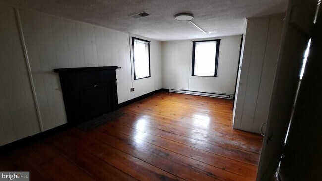 Building Photo - 217 S Main St