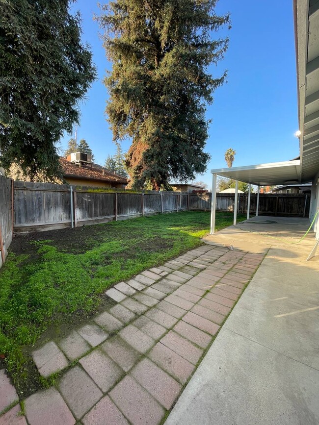 Building Photo - 5035 W San Joaquin Dr