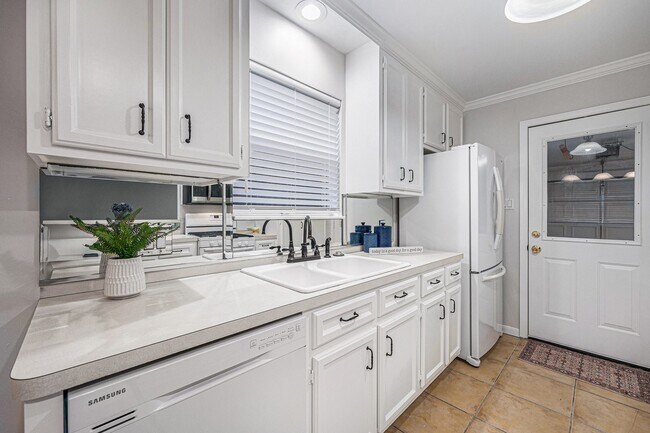 Building Photo - 5511 Loch Lomond Dr