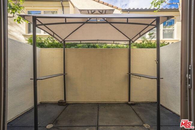 Building Photo - 73 City Stroll